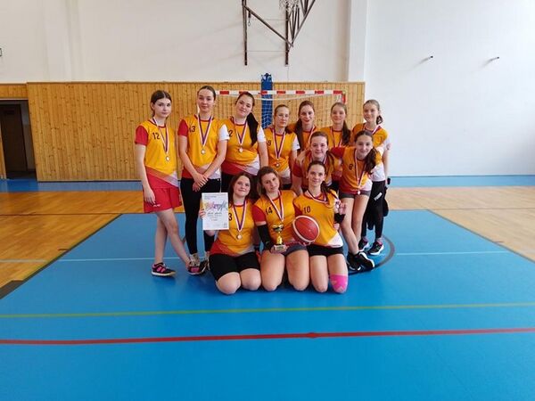 Bronz v okresním basketbalovém turnaji dívek