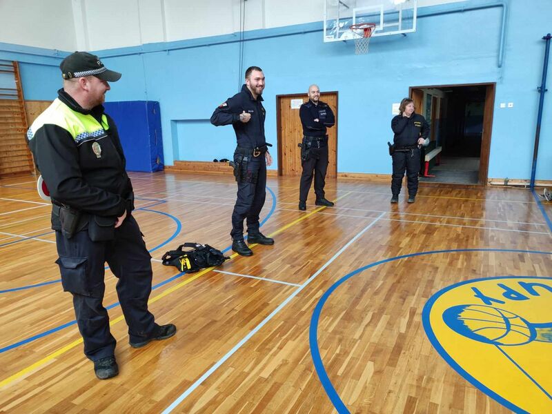 Beseda s Policií.