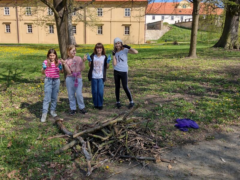 Den Země-úklid v zámeckém parku